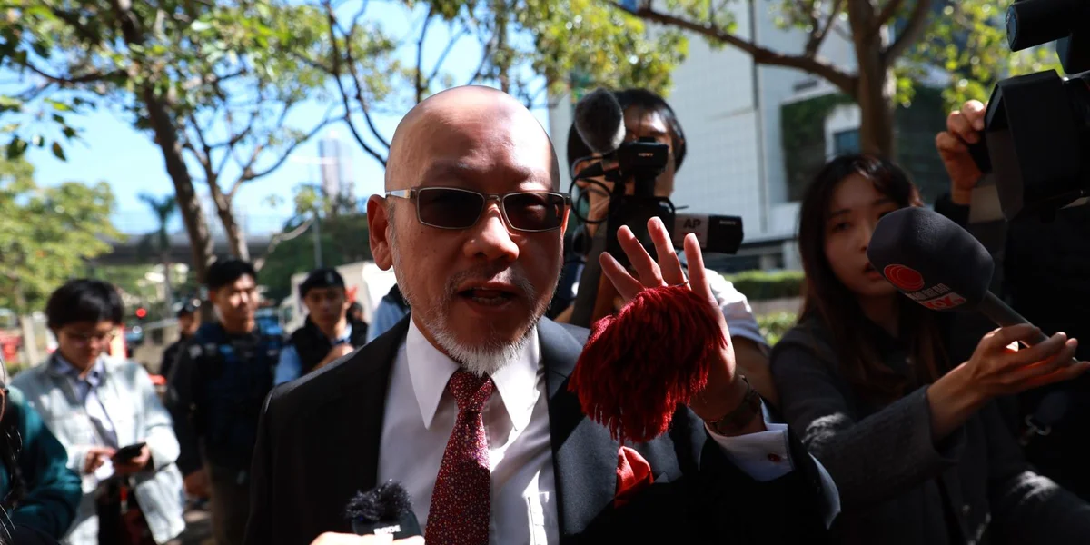 Dem Jimmy Lai säin Affekot Robert Pang nom Urteel géint den Jimmy Lai | © EPA/MAY JAMES