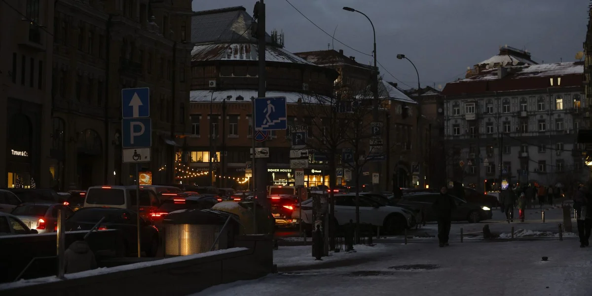 Stroumausfall an der ukrainescher Stad Kiew no russeschen Dronenattacken op d’Energieinfrastruktur (30.12.25)  | © EPA/SERGEY DOLZHENKO