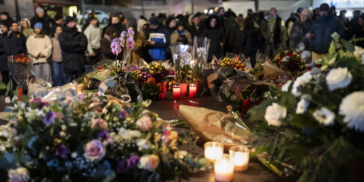 Honnerte Leit hu sech versammelt fir den Affer vun deem schwéiere Brand an der Bar “Le Constellation” ze gedenken.  | © EPA/ALESSANDRO DELLA VALLE