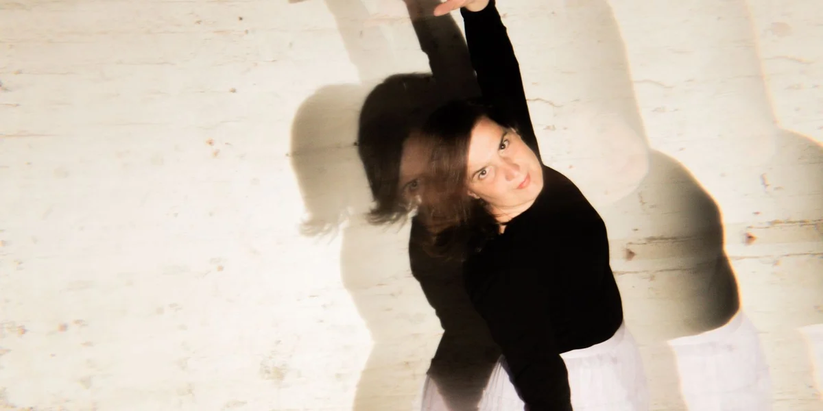 "Powder Keg" vun der Clémentine March - E musekalescht Freedefeier | © Louise Mason