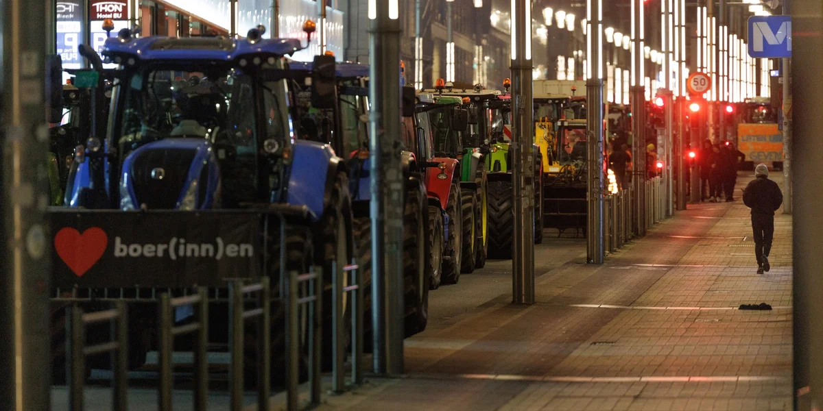 Virun der Mercosur-Ofstëmmung: Bauere blockéiere Franséisch-Belsch Grenz | © EPA/OLIVIER MATTHYS