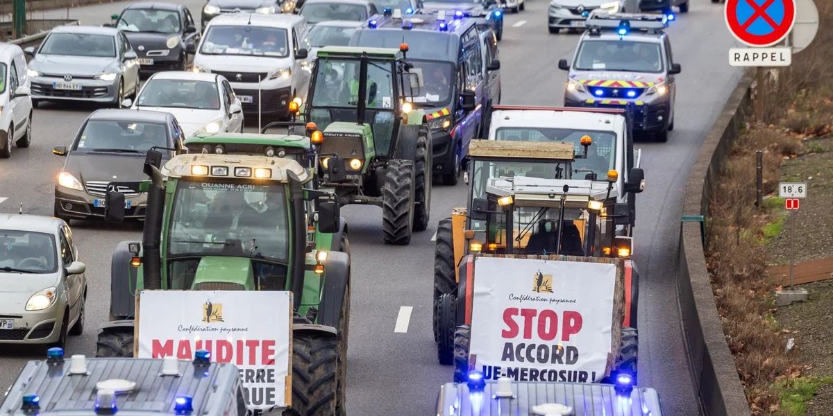Franséisch Baueren hu géint de Mercosur-Accord protestéiert. | © EPA/CHRISTOPHE PETIT TESSON