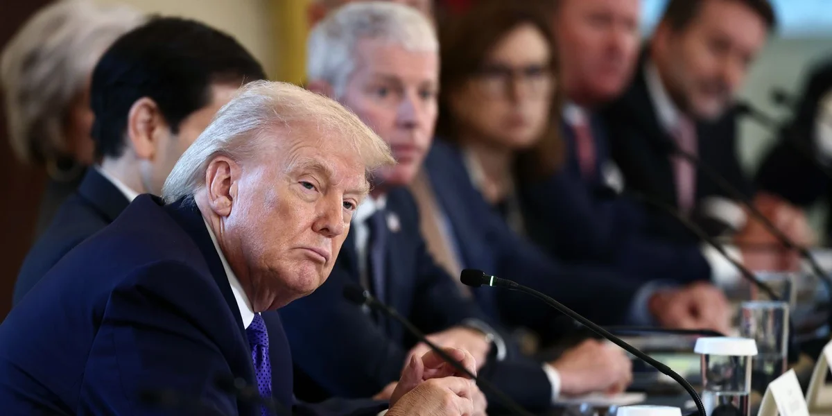 Den Donald Trump beim Treffe mam US-amerikanesche Pëtrolssecteur. | ©  EPA/JIM LO SCALZO / POOL