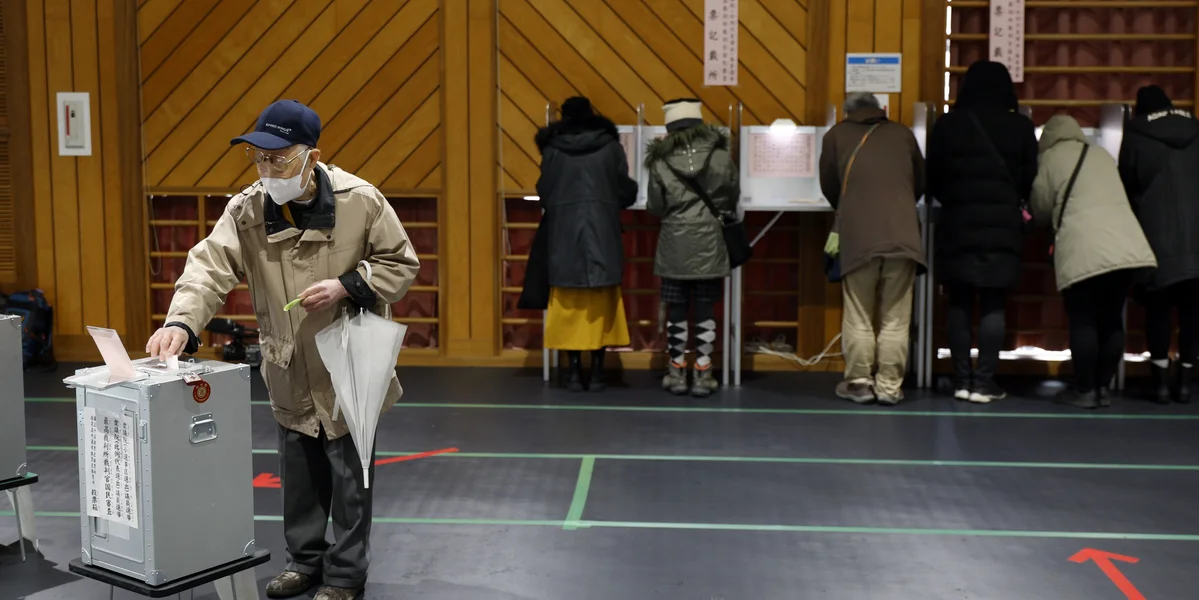 © EPA/FRANCK ROBICHON