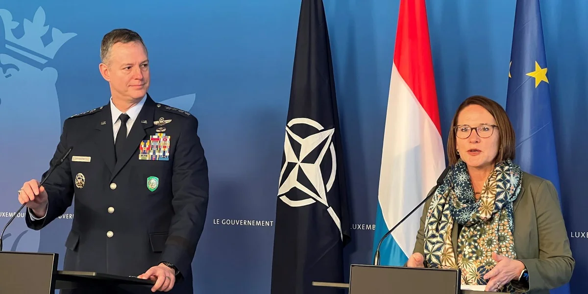 US-Generol Alexus Grynkewich, DP-Verdeedegungsministesch Yuriko Backes  | © 100,7