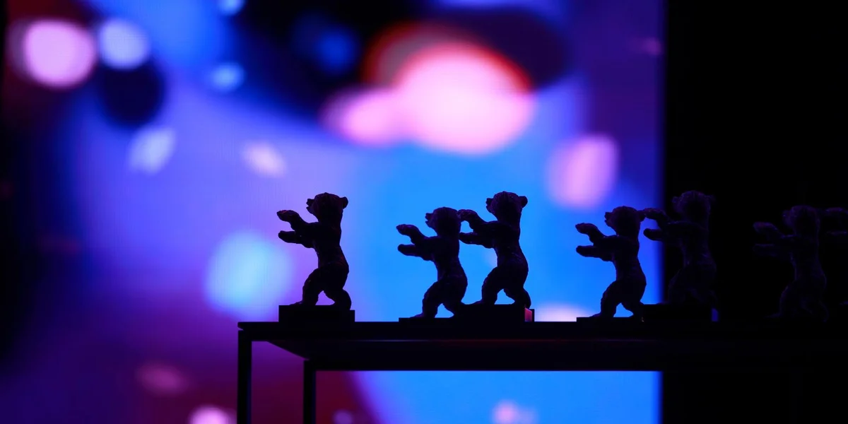 Gëllene Bier fir de Politdrama “Gelbe Briefe” – Sëlwere Bier fir d’Sandra Hüller | © EPA/CLEMENS BILAN