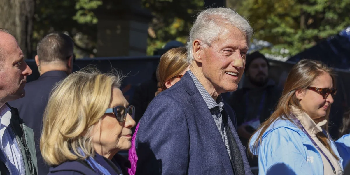 Hillary a Bill Clinton 2025 | © EPA/SARAH YENESEL