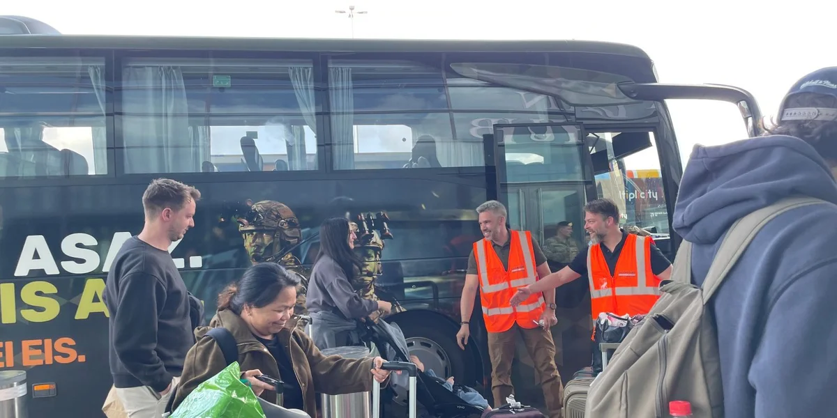 Lëtzebuerger:inne kommen um Findel un | © Carole Schimmer