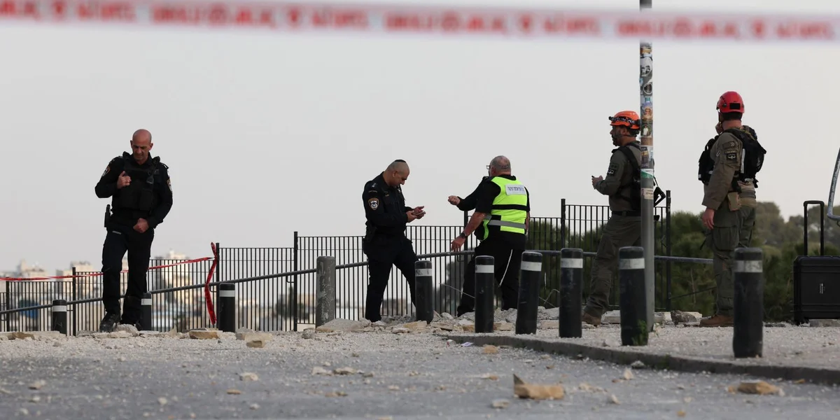 Débris an der Alstad vu Jerusalem no iranescher Attack | © EPA/ABIR SULTAN