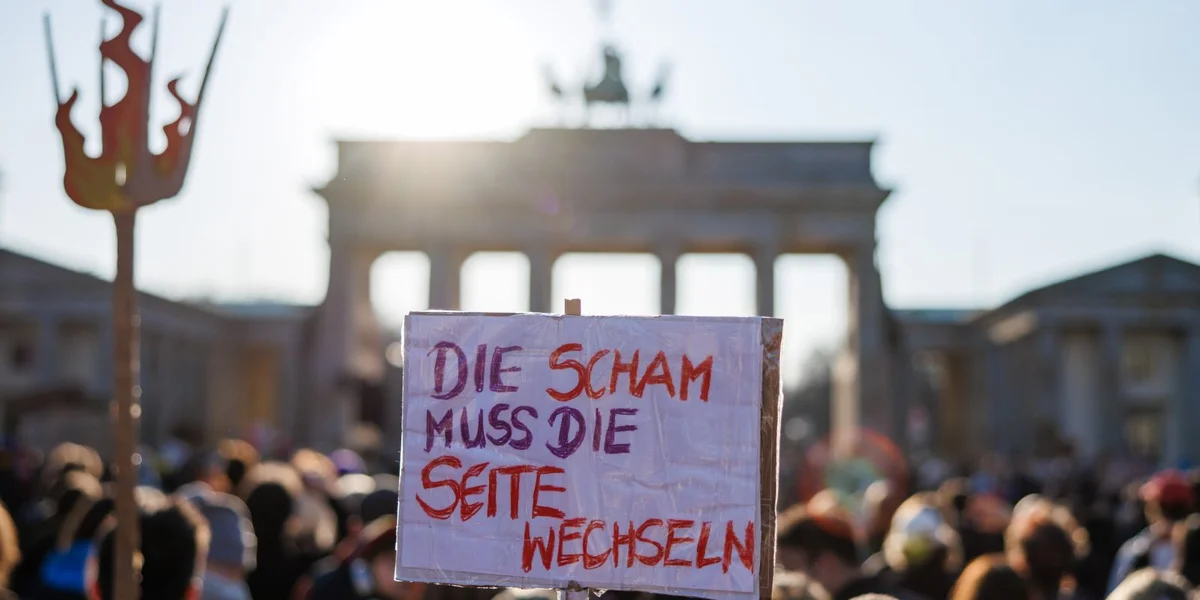 Demonstratioun zu Berlin géint sexuell Gewalt u Fraen | © EPA/CLEMENS BILAN