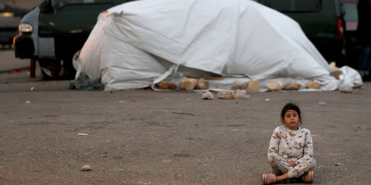 E Meedchen sëtzt no israeeleschen Attacken eleng zu Beirut  | © EPA/WAEL HAMZEH