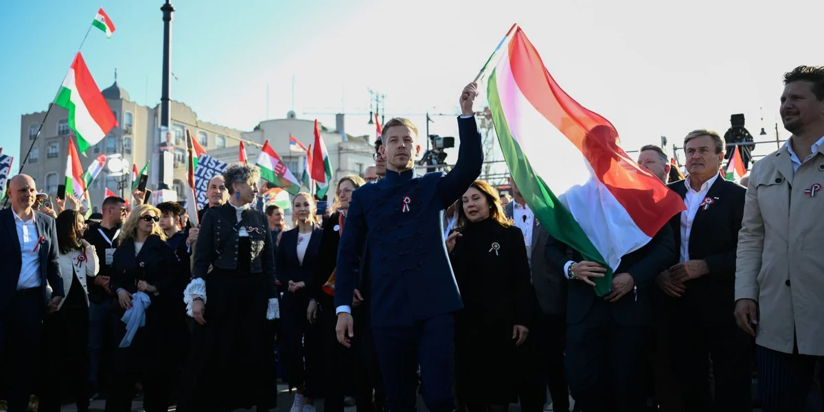 De Péter Magyar als “Schlohummer géint den Orbán-Regimm” | © EPA/BOGLARKA BODNAR HUNGARY OUT