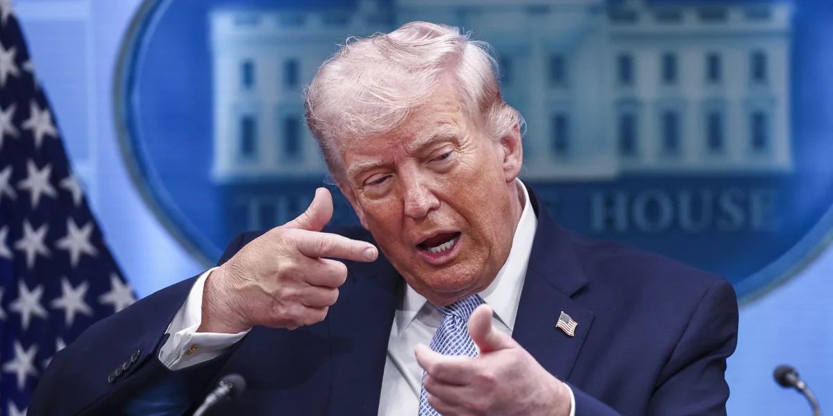 Liveticker: Trump kënnegt US-Blockad vun der Hormuspassage un | © EPA/JIM LO SCALZO