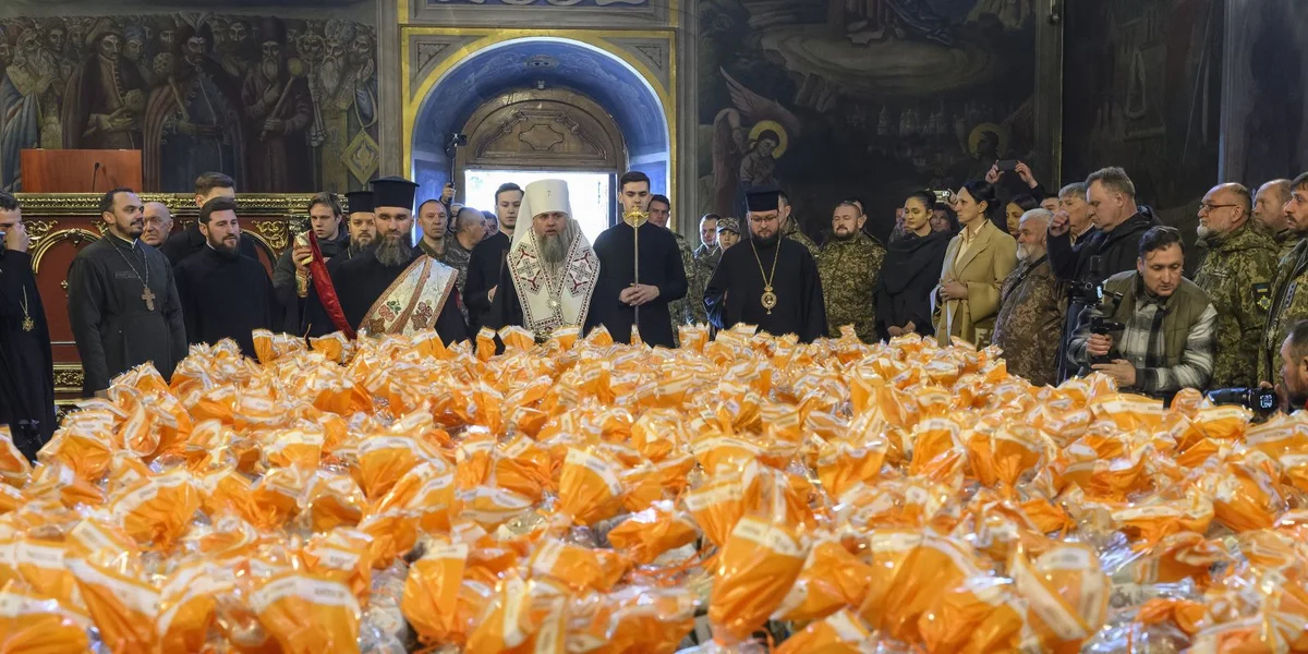 Zeremonie fir den Ouschterkuch fir d'ukrainesch Arméi ze seenen | © EPA/MAXYM MARUSENKO