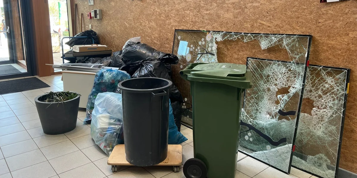 Zu Rued-Sir gëtt elo ouni Computer, mee mat Tafel, Kräid a Bläistëft Schoul gehalen | © Sophie Schroeder