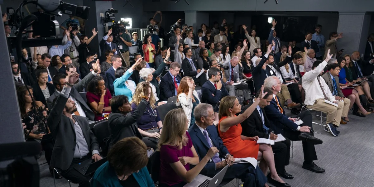 Pentagon ignoréiert Geriichtsurteel zum Accès fir Journalisten fir Pressebriefingen | © EPA/JIM LO SCALZO