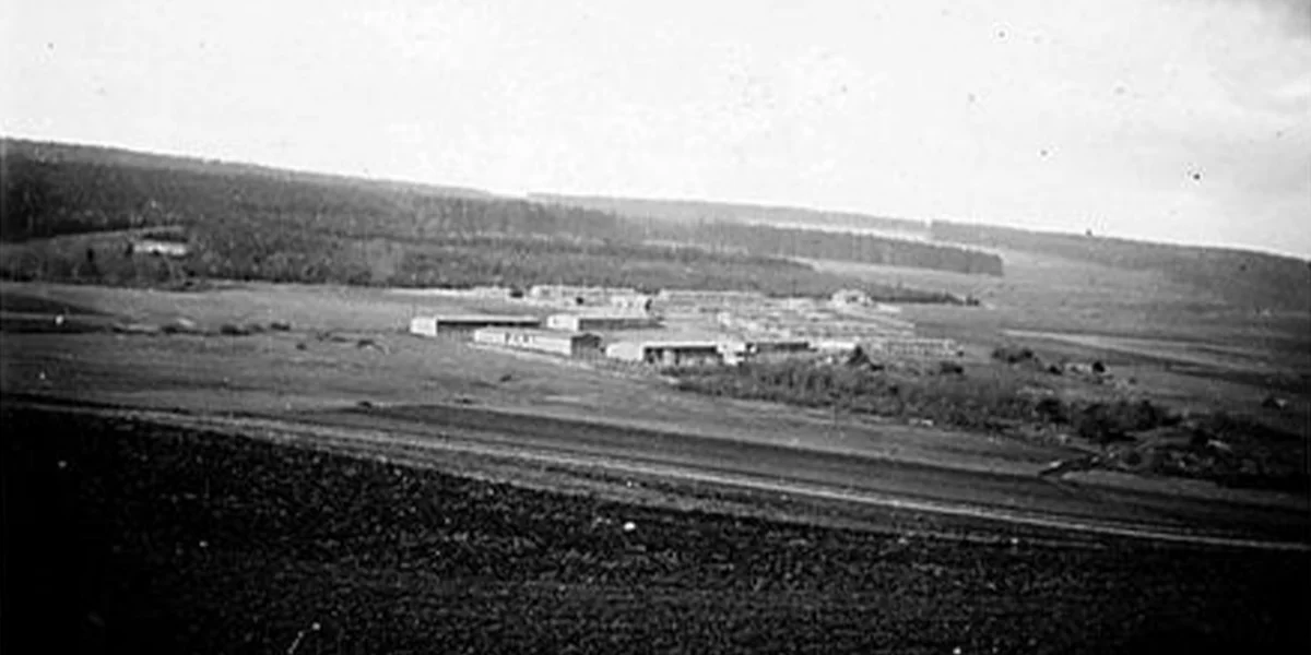 Gesamt-Usiicht vum SS-Sonderlager Hinzert.  | © NS-Dokumentationszentrum Rheinland-Pfalz