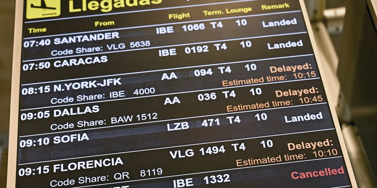 Fluchpassagéier déi an oder aus Spuenien fléie musse sech op Retarden astellen | © EPA/FERNANDO VILLAR