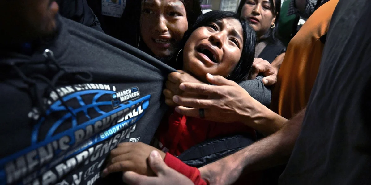 Pressefoto 2026: Famill, déi vun US-Immigratiounsautoritéit ICE festgeholl gëtt | © EPA/Carol Guzy, ZUMA Press, iWitness, for Miami Herald 