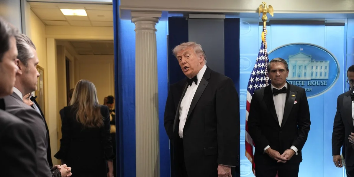 Donald Trump geet vu politeschem Motiv aus bei Schéisserei wärend Presse-Iessen | © EPA/Yuri Gripas / POOL
