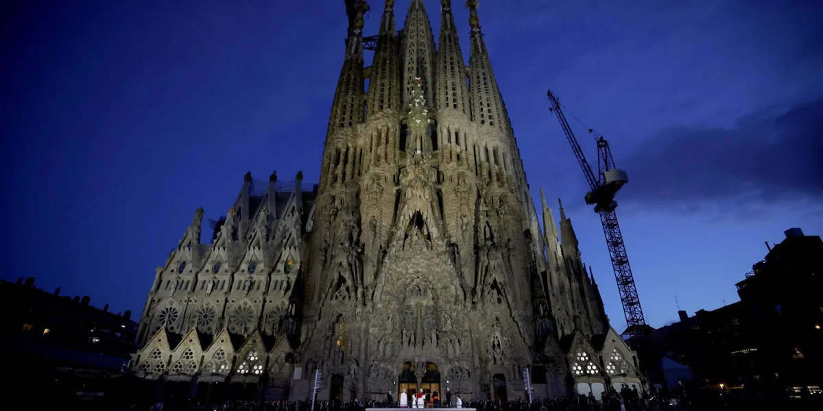De Poopst huet d'Basilika Sagrada Familia zu Barcelona viru 4.000 Leit ageweit | © EPA/ALBERTO ESTEVEZ