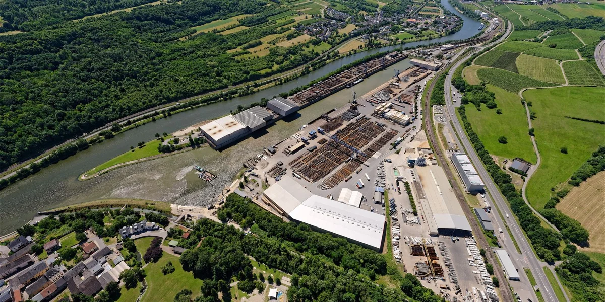"De Mäerterter Hafen huet Capacitéit fir méi Schëffer, gëtt awer net méi grouss" | © Société du Port de Mertert / Copyright Schmitt-GlobalView