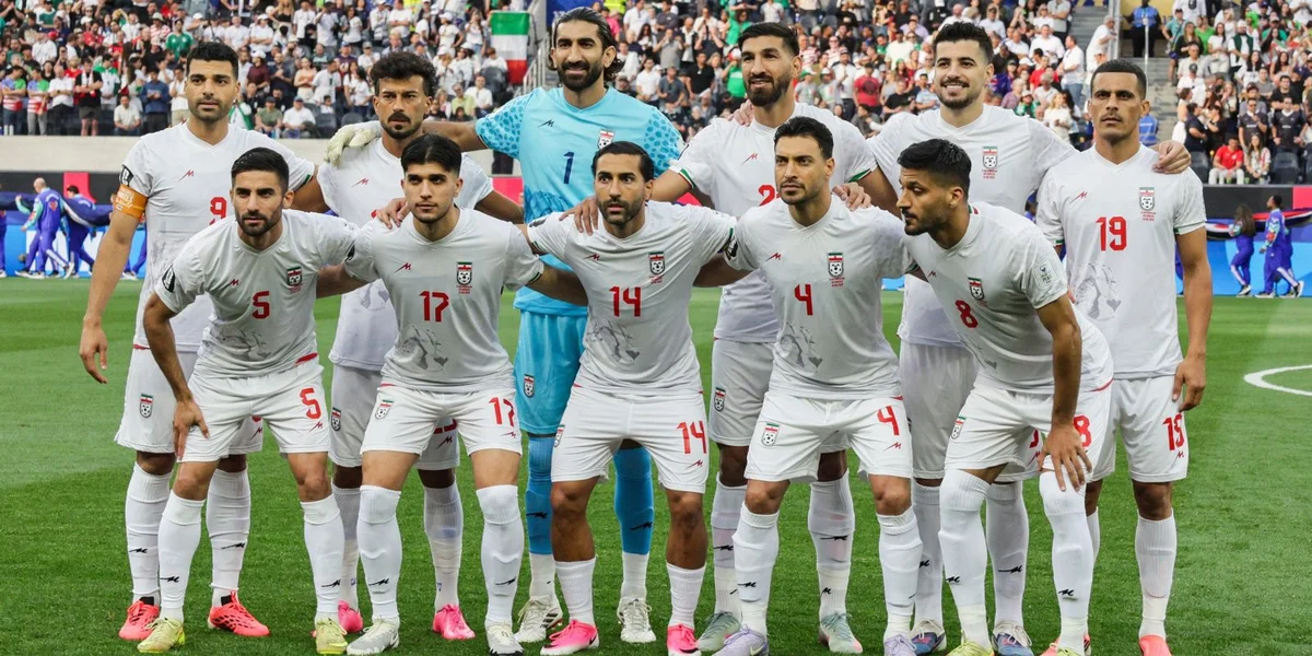 Déi iranesch Nationalekipp bei der WM: Eng Ekipp vum Regimm, an net vun de Leit | © EPA/CHRIS TORRES
