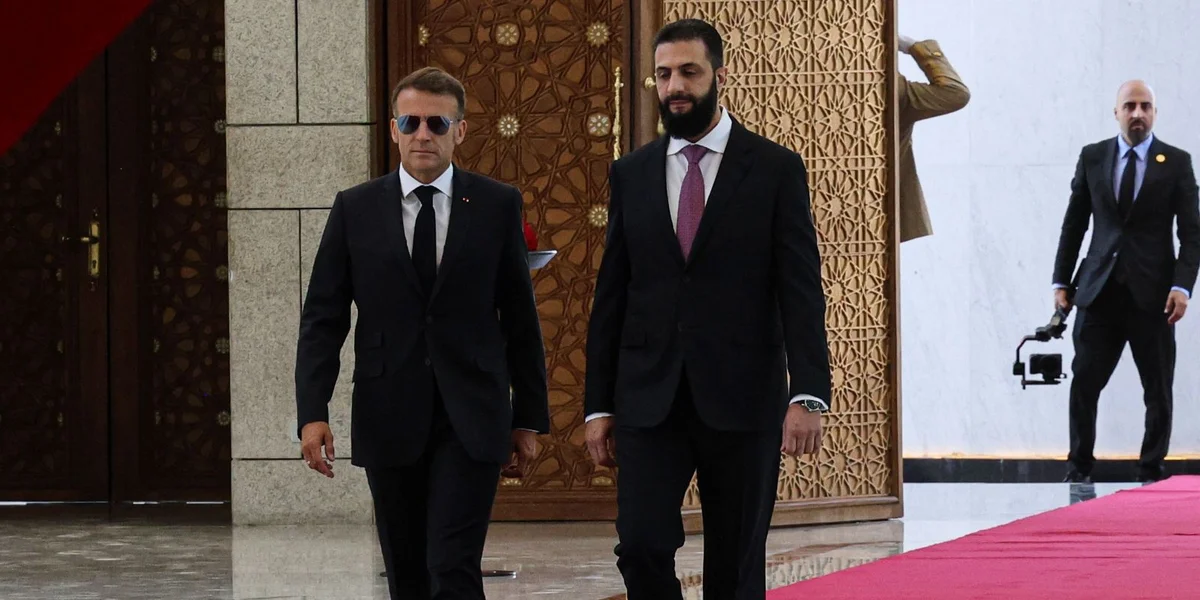 (v.l.n.r.) Emmanuel Macron, Ahmad al-Scharaa  | © EPA/MOHAMED AL RIFAI