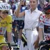 De schwedesche Cyclist Jonas Vingegaard am Biergtricot an de sloveenesche Cyclist Tadej Pogacar am Maillot jaune virun der 9. Etapp  | © EPA/GUILLAUME HORCAJUELO