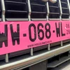 Wat huet et mat de pinke franséischen Autosplacken op sech? | © Adobe Stock / Igor
