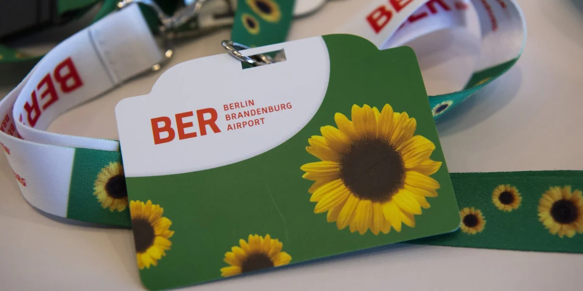 D'Aféierung vum "Sunflower-Band" um Berliner Fluchhafen | © picture alliance/dpa | Paul Zinken