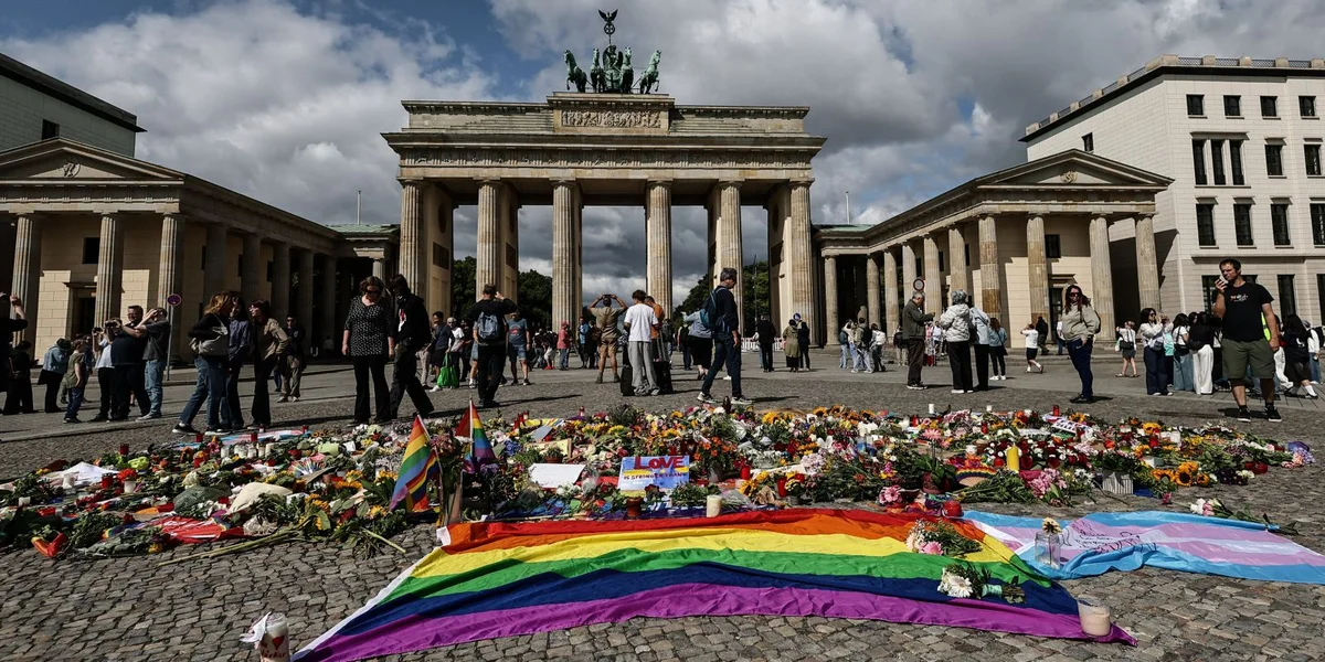 Fra, déi beim Attentat op den CSD zu Berlin e Samschdeg gestuerwen ass, ass aus Polen | © EPA/FILIP SINGER