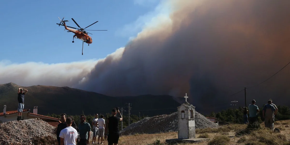 Zwee Läschhelikoptere kollidéiert: Pilot a Co-Pilot kommen ëm d'Liewen  | © EPA/ORESTIS PANAGIOTOU