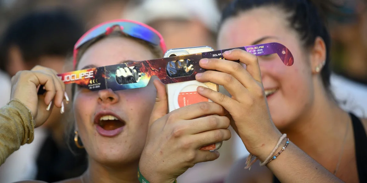 Eclipse Day zu Ettelbréck: Sträit ëm d'Brëller huet sech mat der Verdonklung geluecht | © EPA/LAURENT GILLIERON