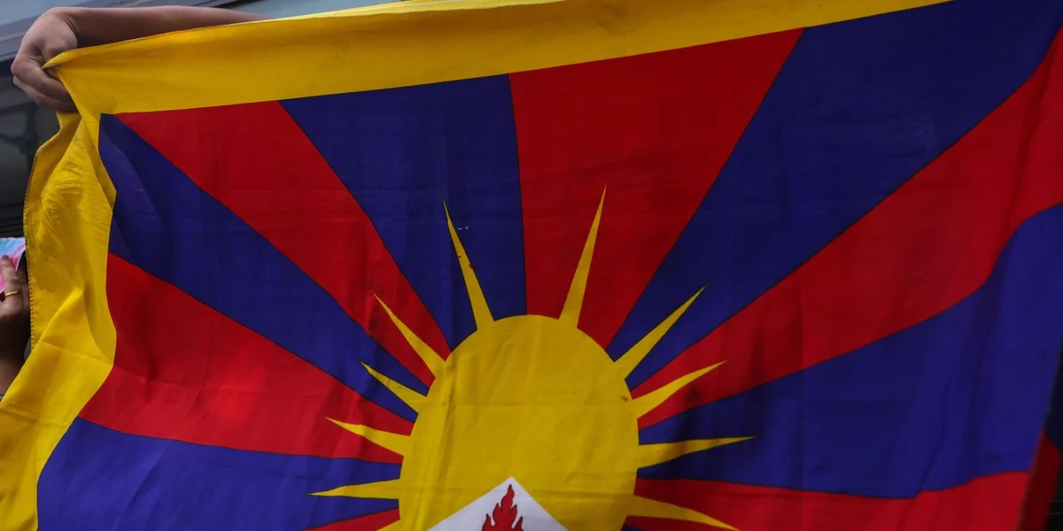 Massiven Äerdrutsch am Tibet - Sëllege Leit goufen an den Doud gerappt | © EPA/RAJAT GUPTA
