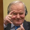 Verstuerwene serbesche Militärchef Mladic soll e Staatsbegriefnis mat Éierunge kréien | © EPA/JERRY LAMPEN
