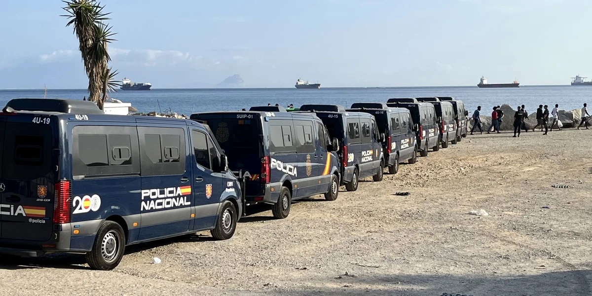 De spueneschen Inneminister freet Hëllef bei Frontex wéinst der Situatioun op Ceuta | © EPA/REDUAN