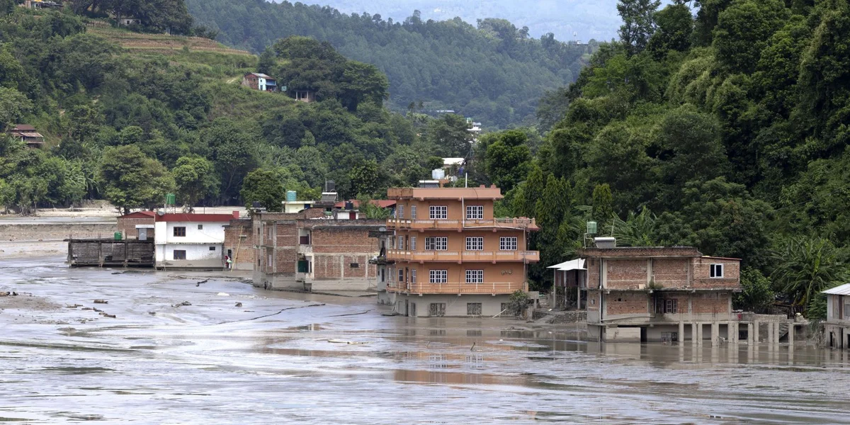Zwee Drëttel vun de Gebaier am Grenzgebitt tëschent Nepal an Tibet wieren zerstéiert | © EPA/NARENDRA SHRSTHA