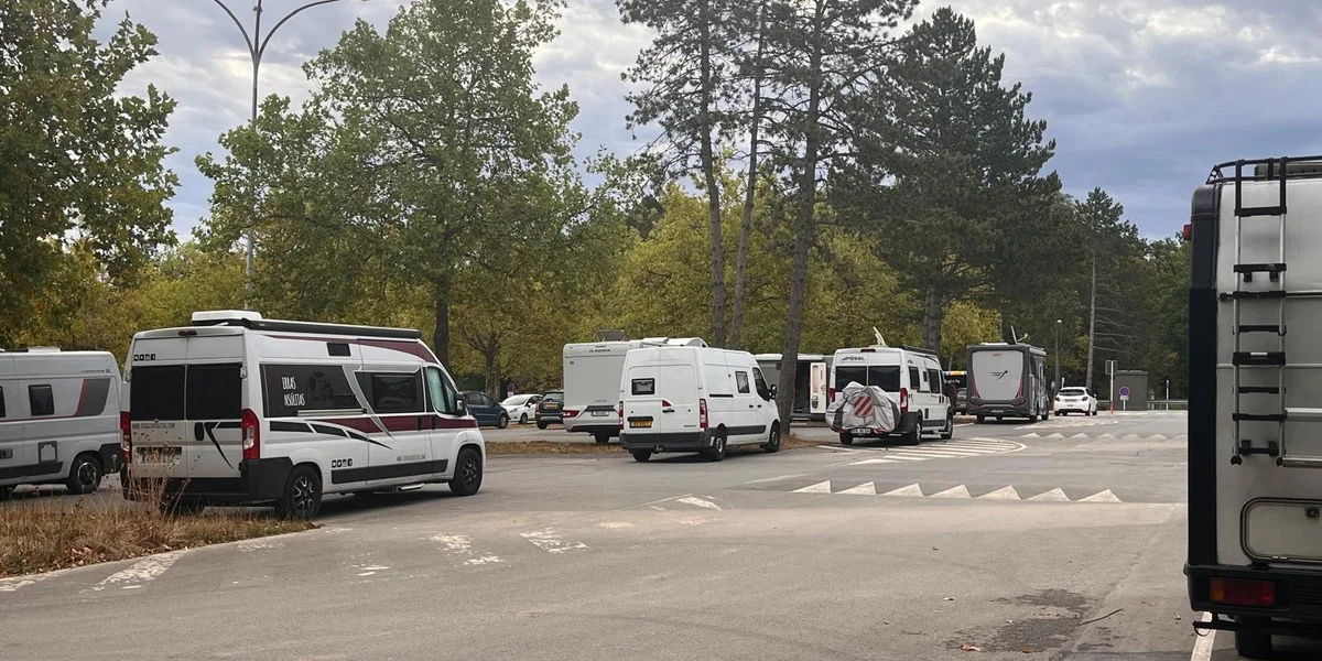 Wëll-Camper op der Kockelscheier belageren de Parking a verknaschten de Bësch  | © 100,7