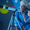 De Mound, mat bloussem A, mat der Spektiv a mam Teleskop | © Bigstock