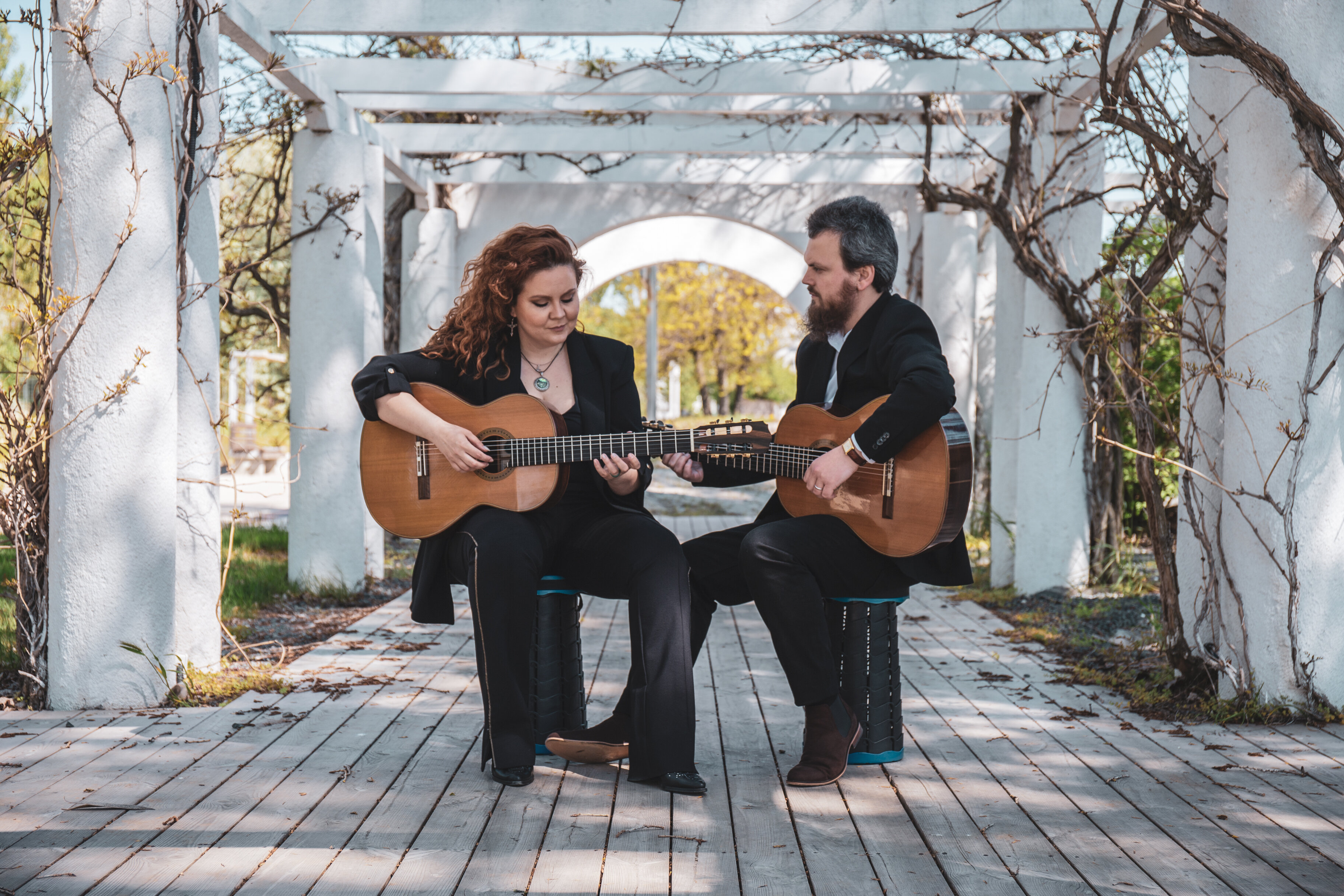 Eng Koppel an zwou Gitarren am Park