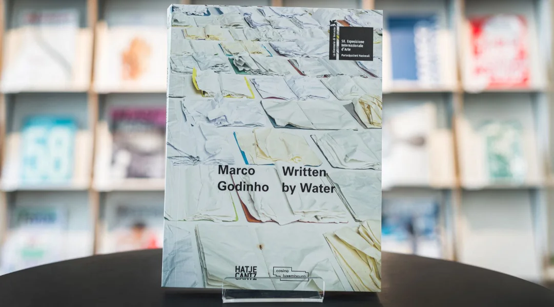 D'Publikatioun "Written by Water" ass an dréchenen Dicher